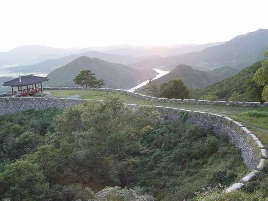 내남문에서 바라본 외남문 전경으로 산과 들과 호수가 어우러진 절경입니다 